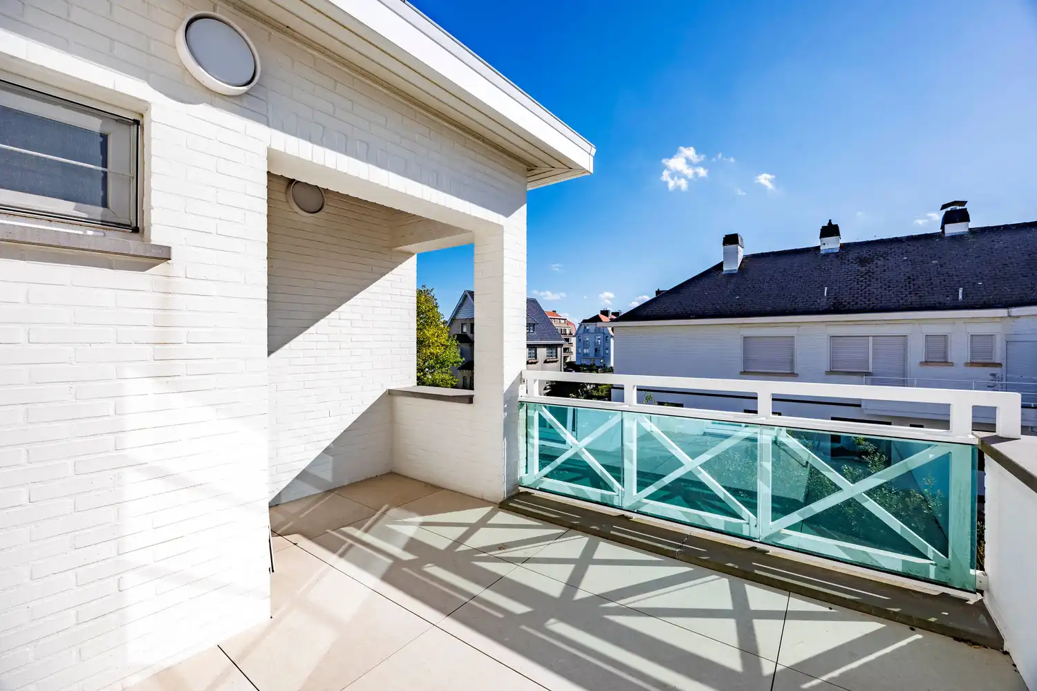 Stijlvolle vrijstaande villa met schitterende zongerichte terrassen, uitstekend gelegen op een boogscheut van het strand foto 21