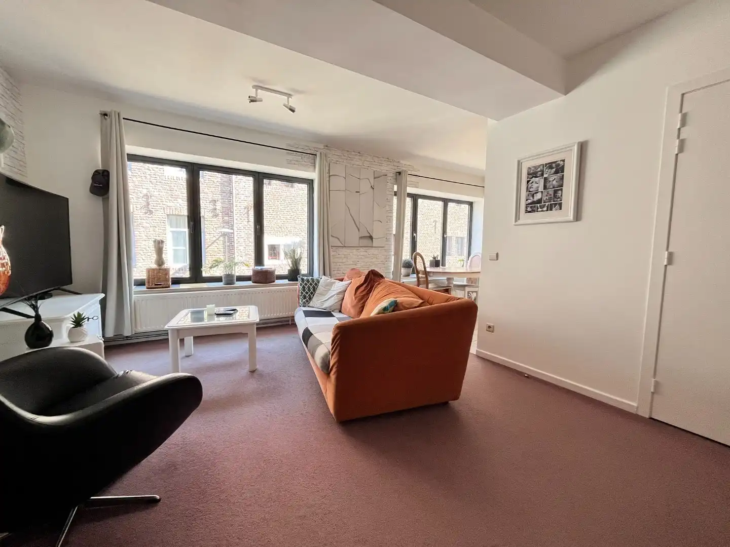 Comfortabel appartement op de 1ste verdieping van een kleinschalige residentie op een steenworp van de historische markt!  foto 2