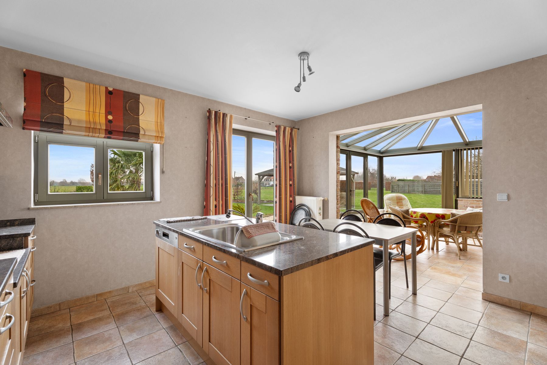 Unieke woning met een openzicht te Knesselare! foto 7