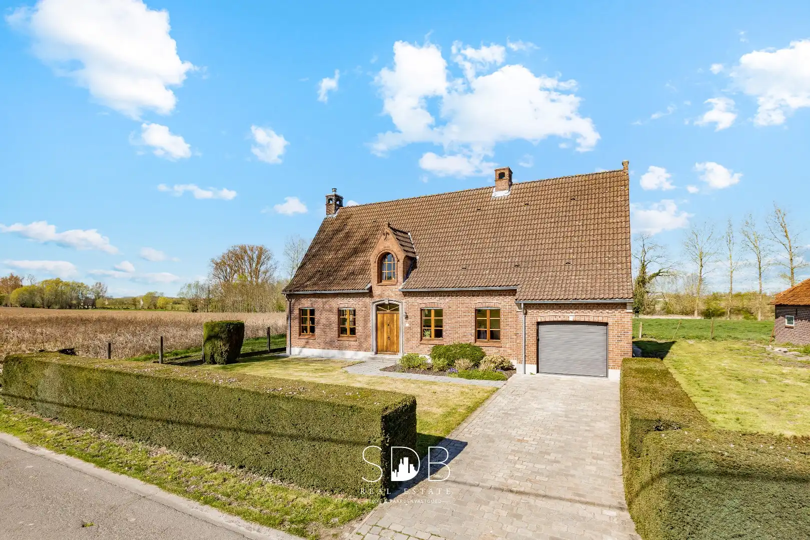 Hoofdfoto van de publicatie: Boerderij met aanpalende graslanden op 12.970m² + mogelijkheid tot bijkopen graslanden +/-20ha