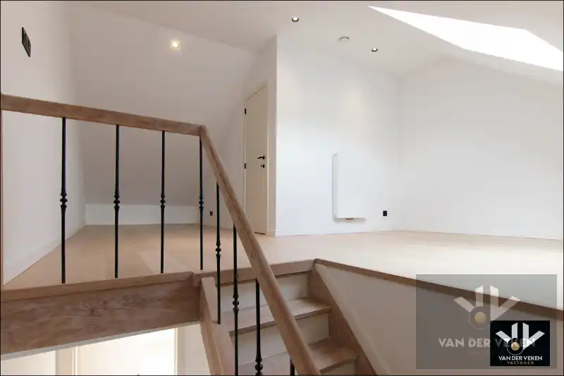 Volledig gerenoveerde, instapklare en energiezuinige rijwoning met 4 slaapkamers, 2 badkamers, zonnig terras, omheinde tuin en toegang achteraan net buiten de Grote Ring van Hasselt. foto 17