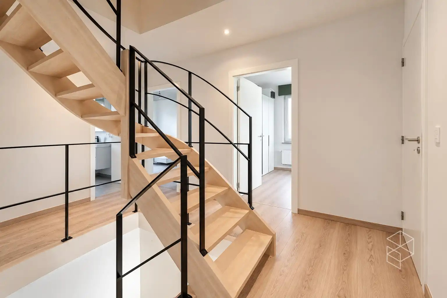 Recente (bj. 2023) royale woning met 4 SLPK (5 mogelijk) en grote tuin (EPC A) foto 9
