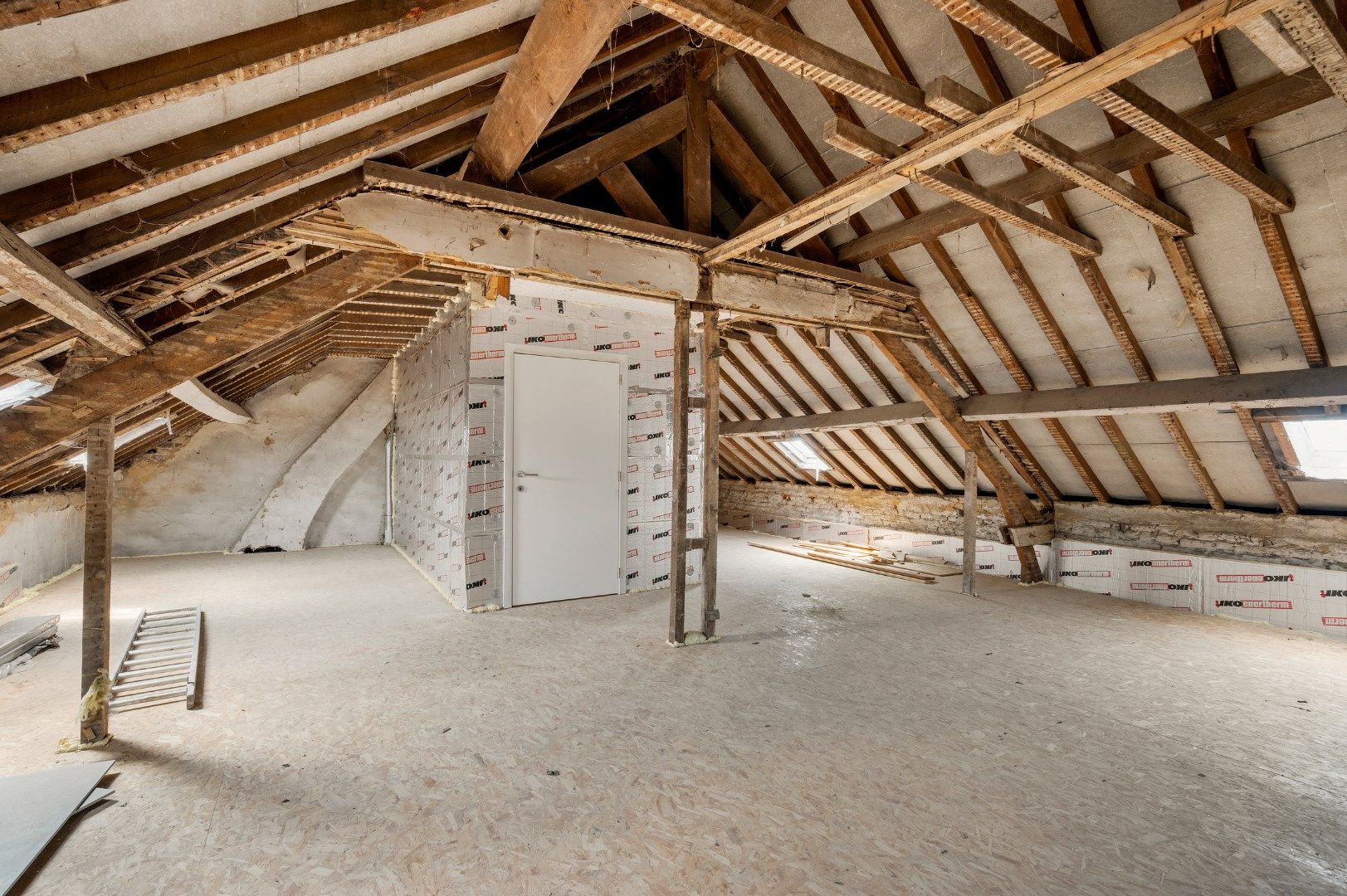 ENERGETISCHE HOOGSTAANDE GERENOVEERDE WONING MET VERWAMRD ZWEMBAD foto 23