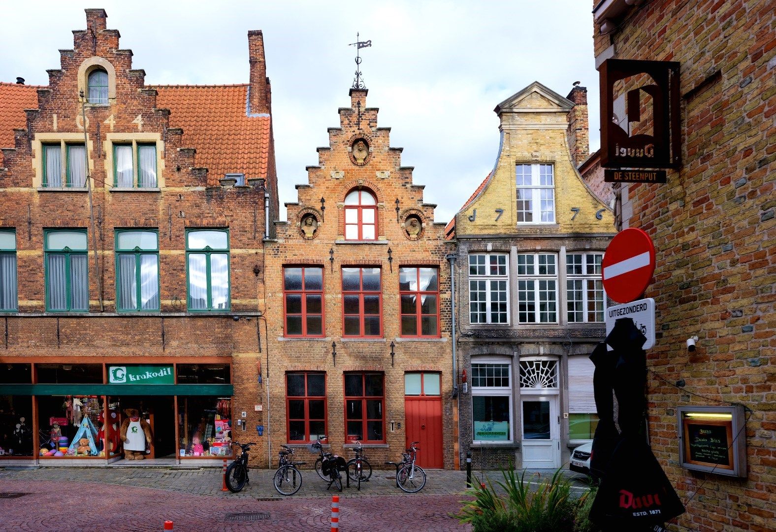 Karaktervol burgershuis gelegen aan de St-Jakobskerk in de historische stadskern  foto 17