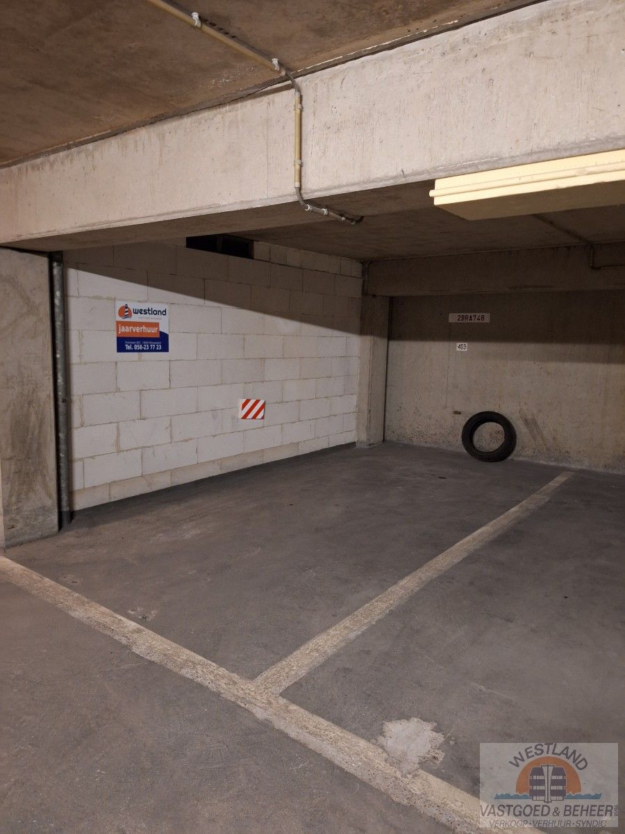 Nette parkeerplaats in afgesloten ondergrondse garage foto 2