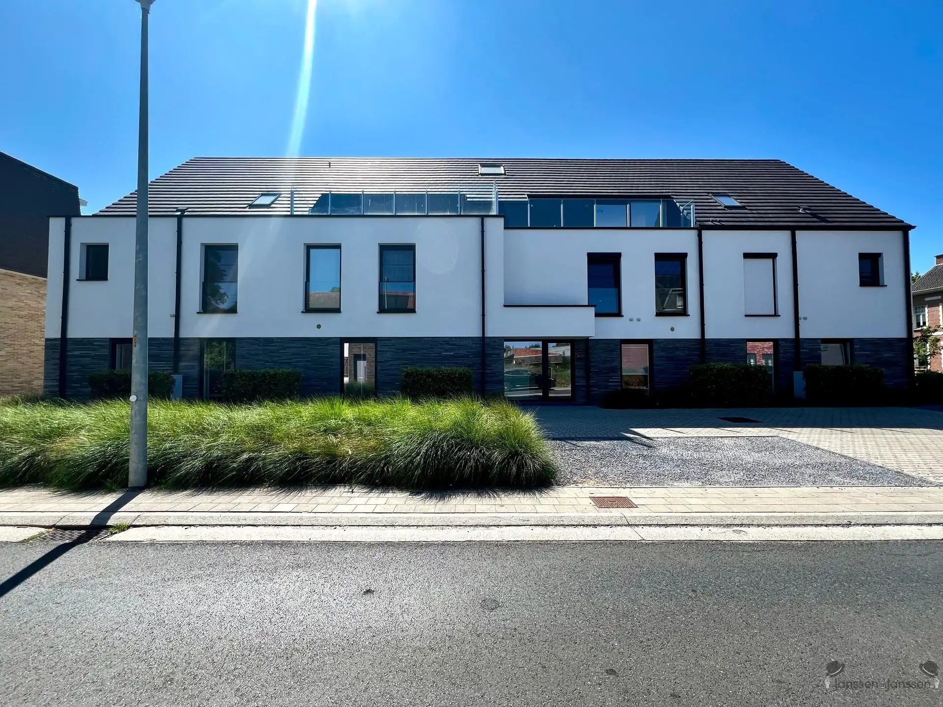 Nieuwbouw appartement glkvlrs met tuin, carport en buitenberging foto 15