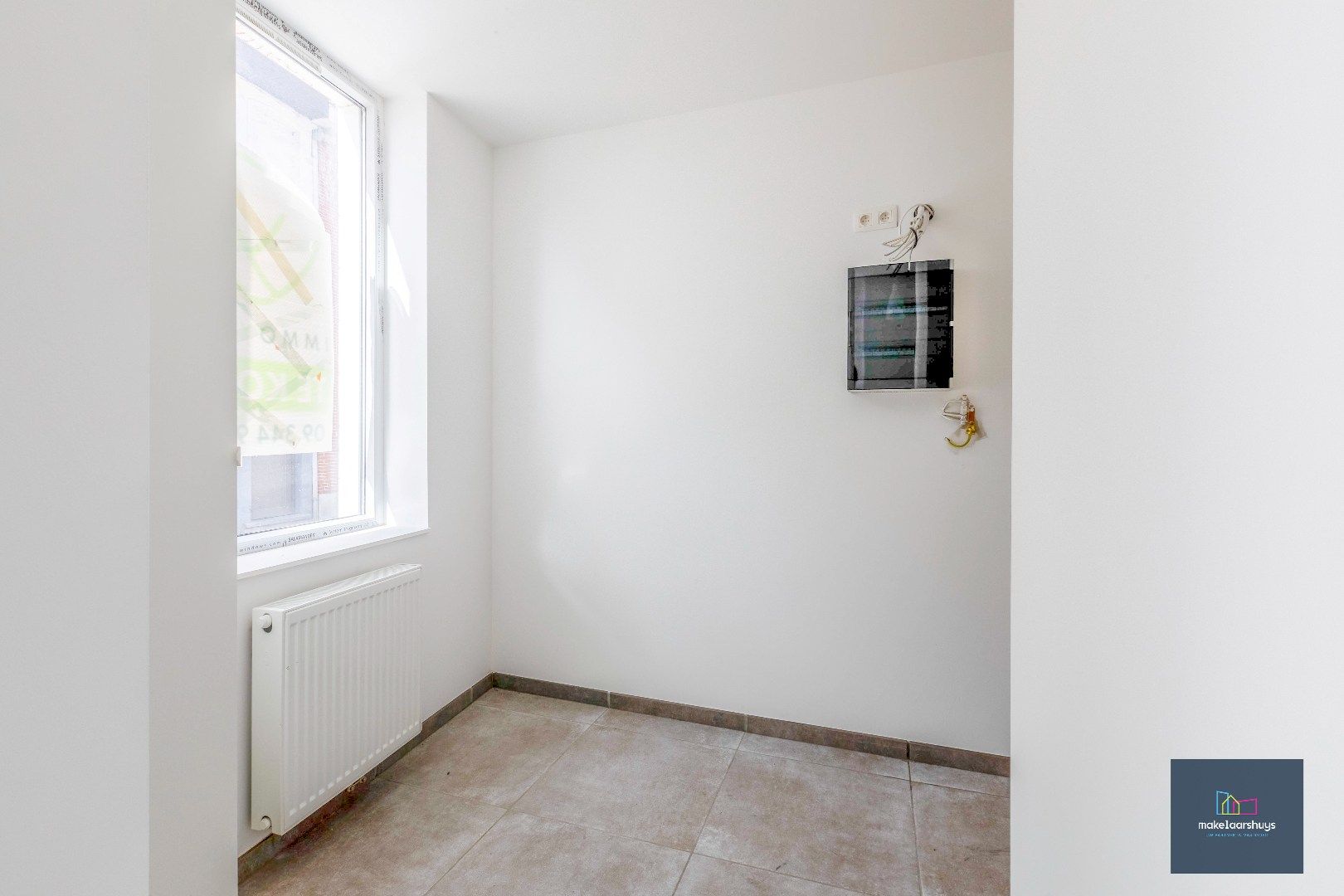 Instapklare gerenoveerde woning in rij met terras, tuin en garagebox foto 11