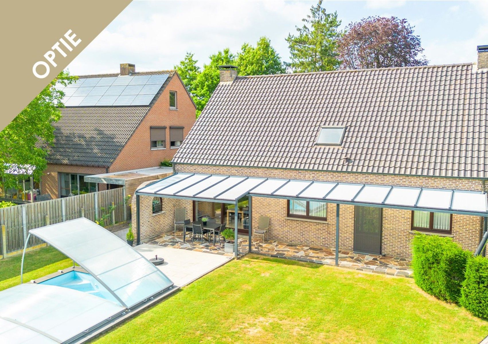 Vrijstaande, ruime instapklare villa met zwembad foto {{pictureIndex}}