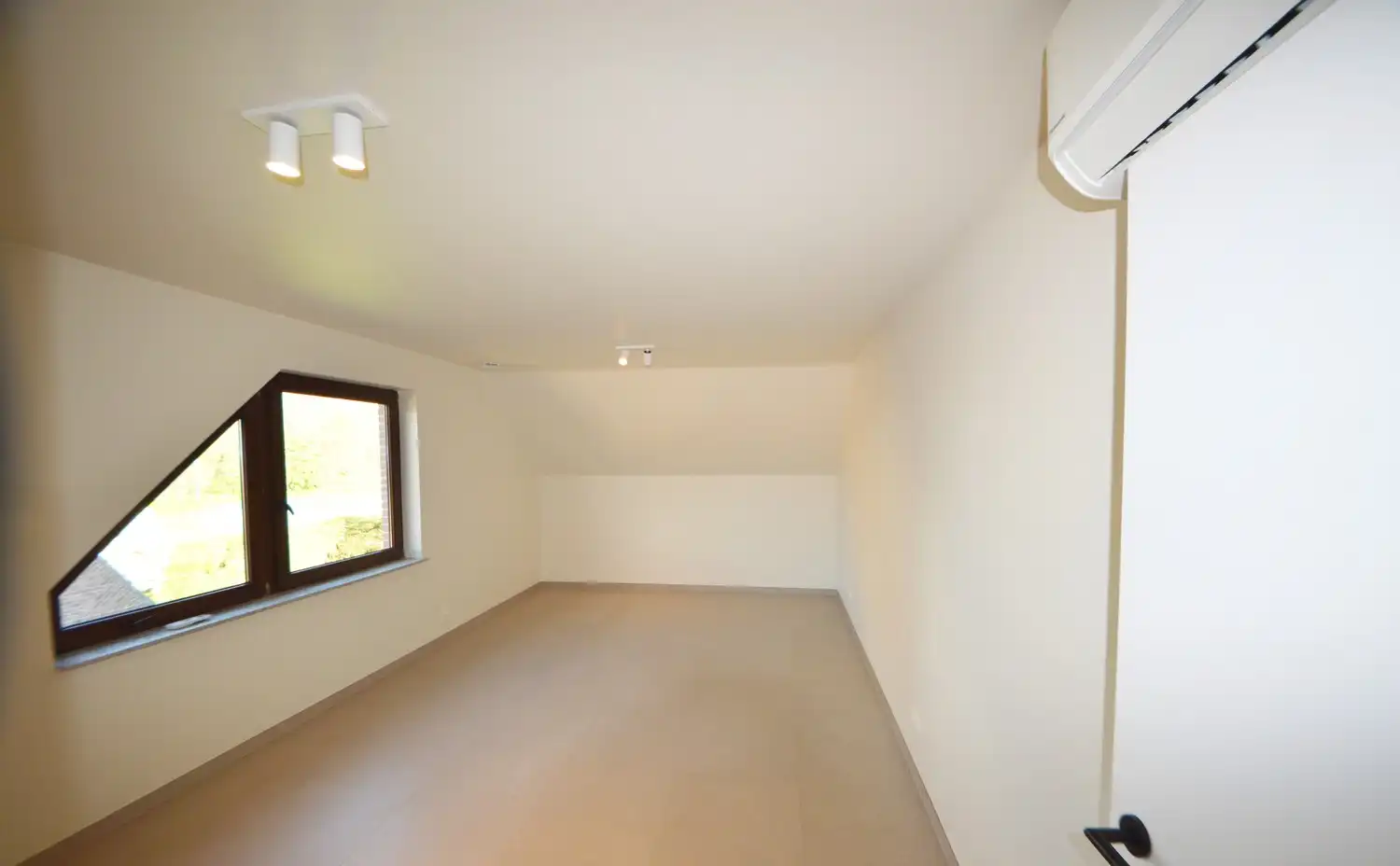 Ruim en lichtrijk gerenoveerd appartement (140 m²) INCL. 2 PARKEERPLAATSEN foto 12