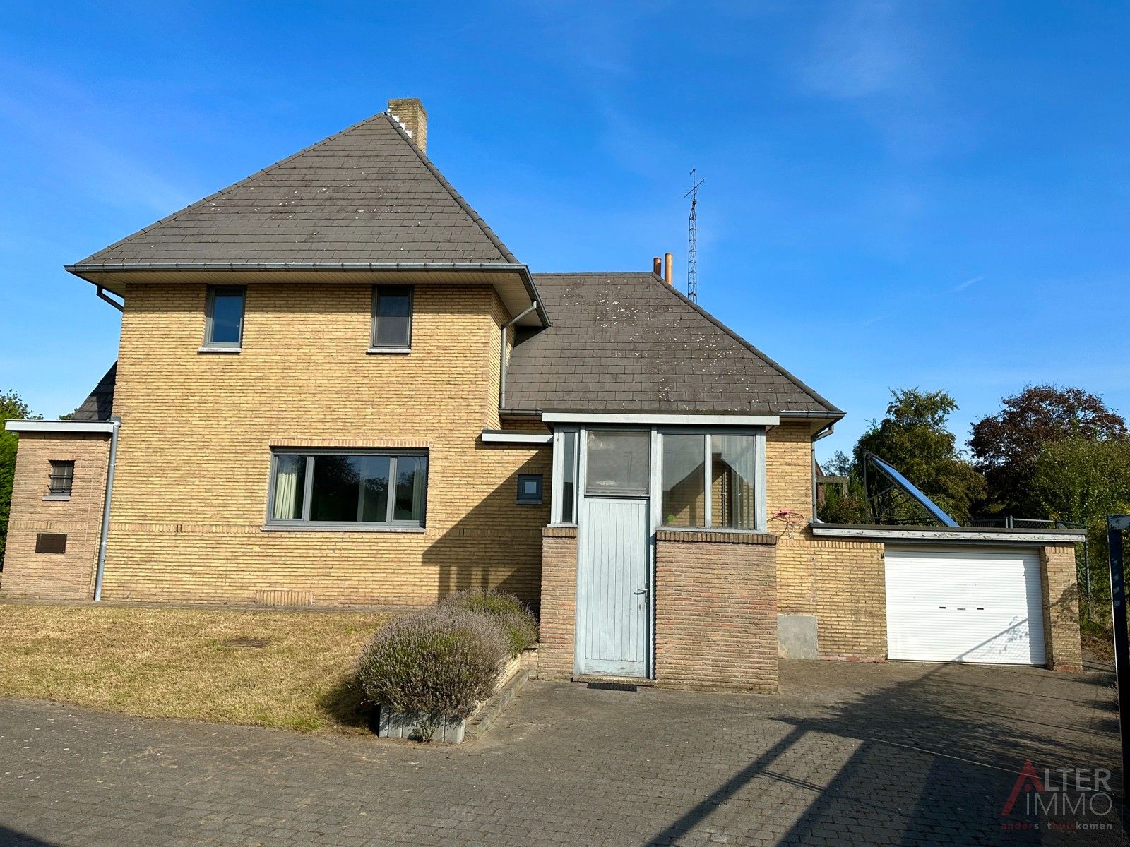 Grotendeels gerenoveerde woning met 3 slaapkamers, garage en grote carport op 13a 25ca. foto 32