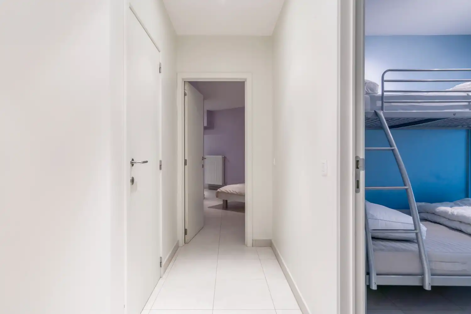 Ruim gelijkvloers appartement met drie slaapkamers en twee badkamers. In het centrum en dichtbij de Dijk en het strand van Blankenberge. Dit appartement wordt gemeubeld verhuurd. foto 11