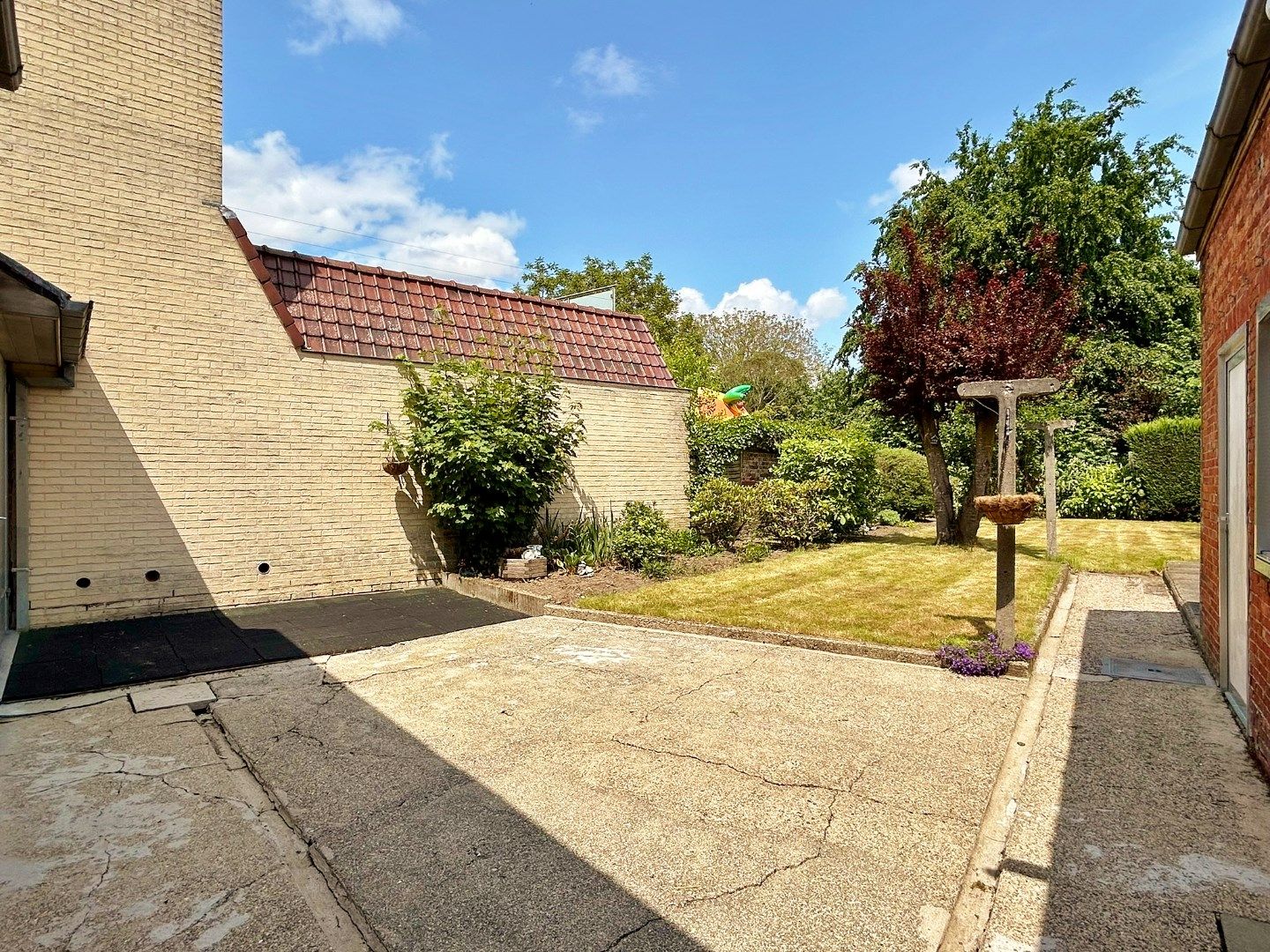 Ruime rijwoning met garage en gezellige tuin in de dorpskern van Boezinge.  foto 13