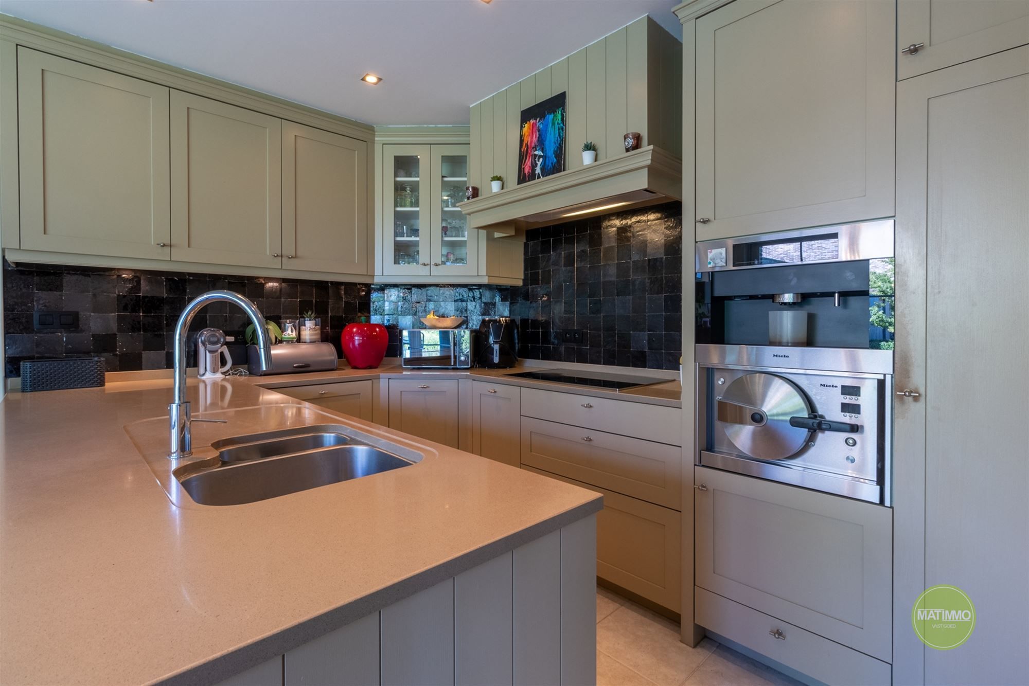 Instapklare gezinswoning met magazijn, zwembad en poolhouse  foto 10