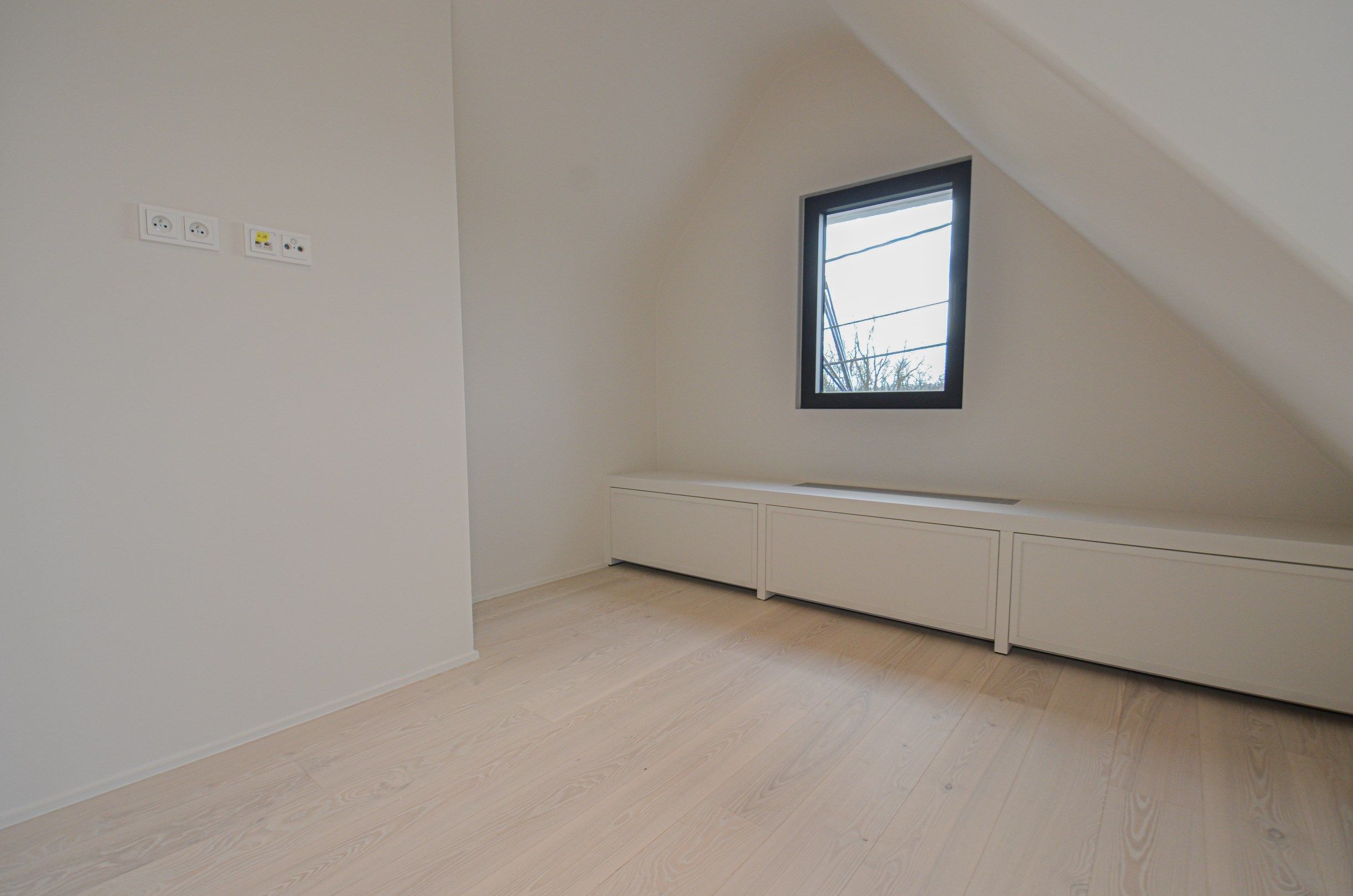 Exclusieve  nieuwbouwwoning afgewerkt met buitengewone materialen en design. foto 34