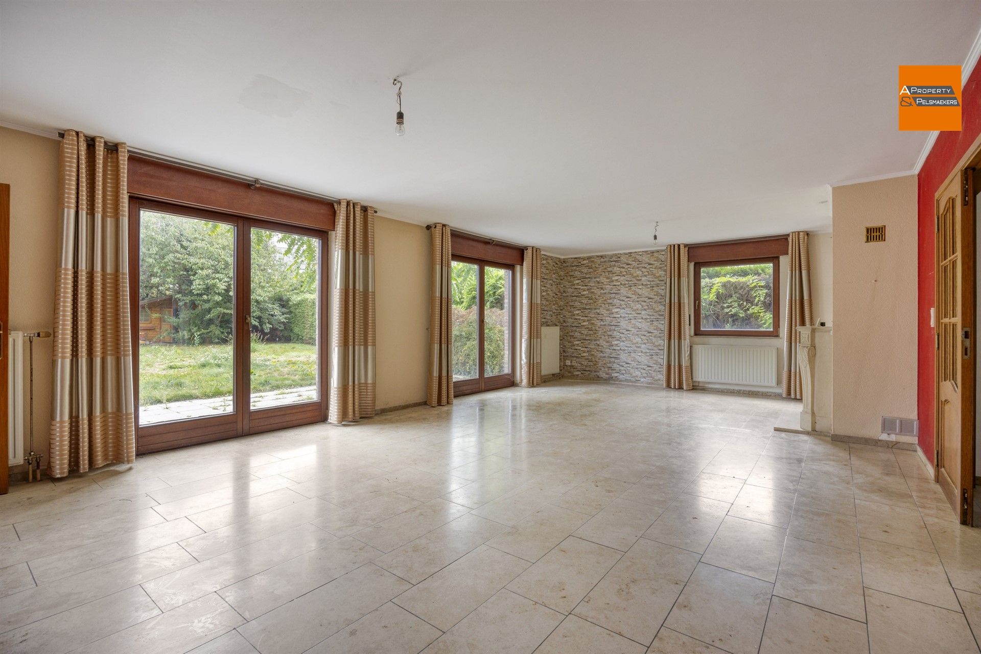 Ruime villa  met 5 slpk, garage en grote tuin foto 9