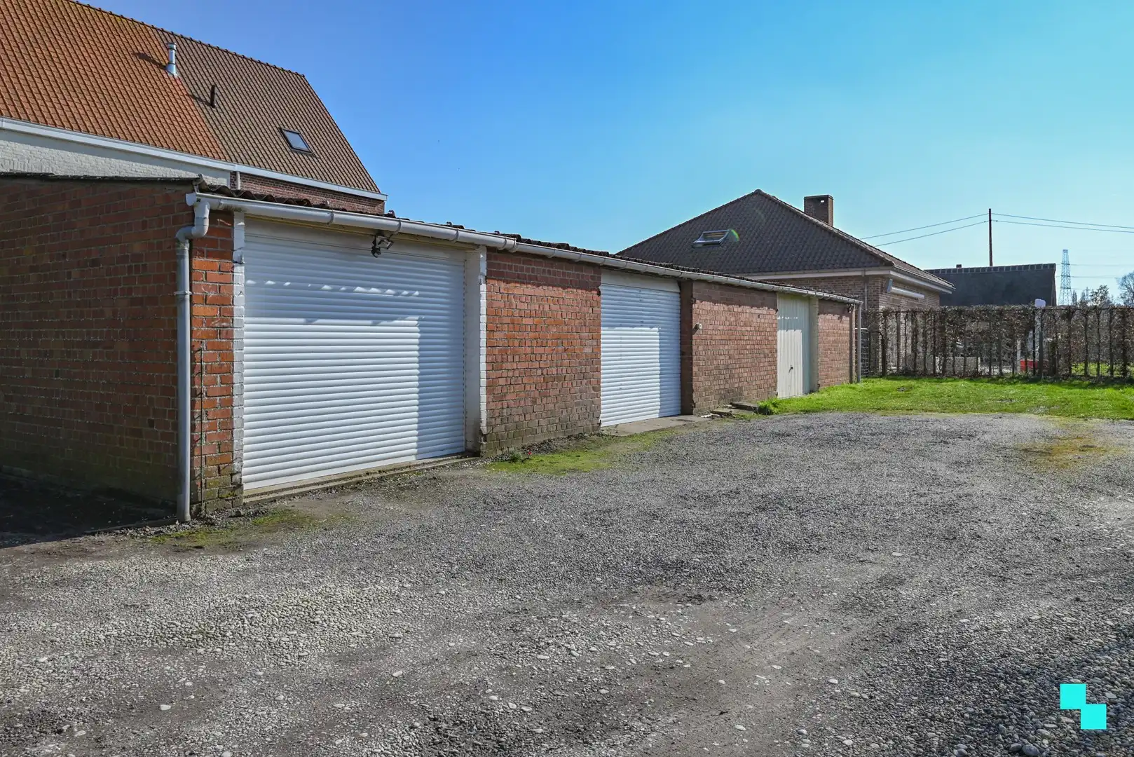 Gerenoveerde woning met twee slaapkamers en ruime garage foto 25