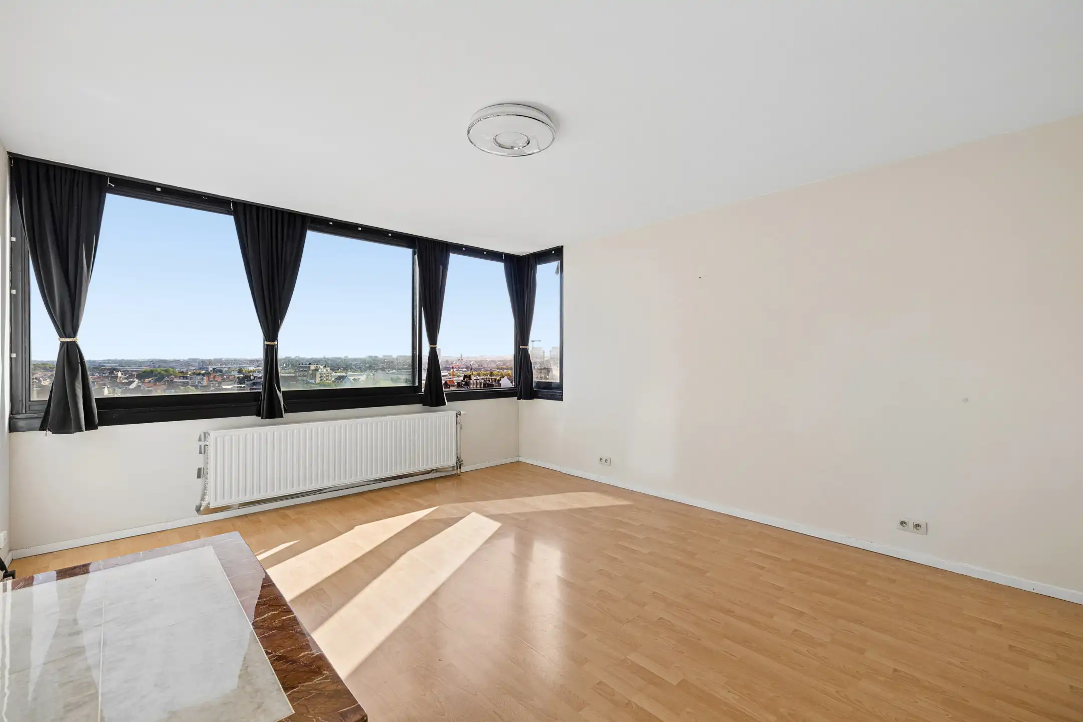 Mooi 1-slaapkamerappartement met overdekte parkeerplaats inbegrepen foto {{pictureIndex}}