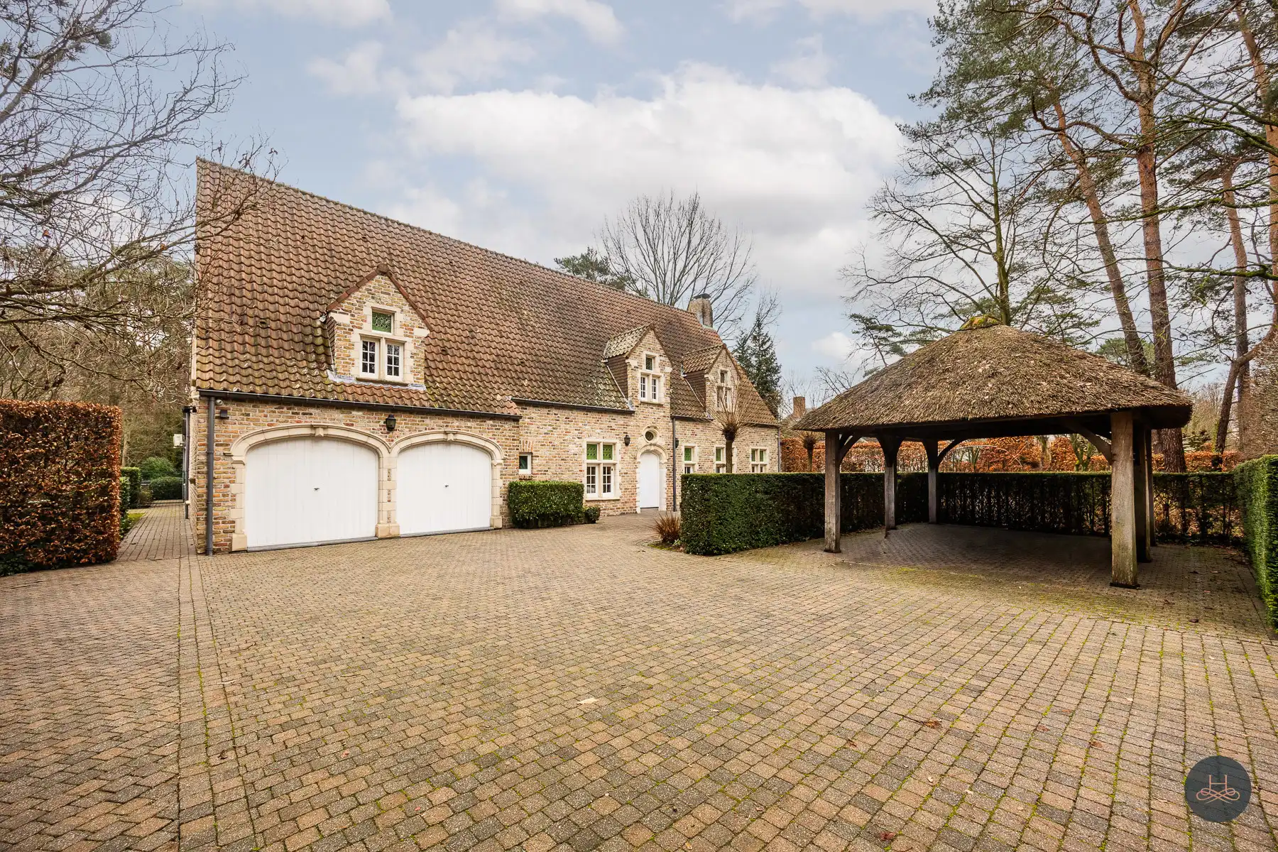 Exclusieve villa met binnenzwembad foto {{pictureIndex}}