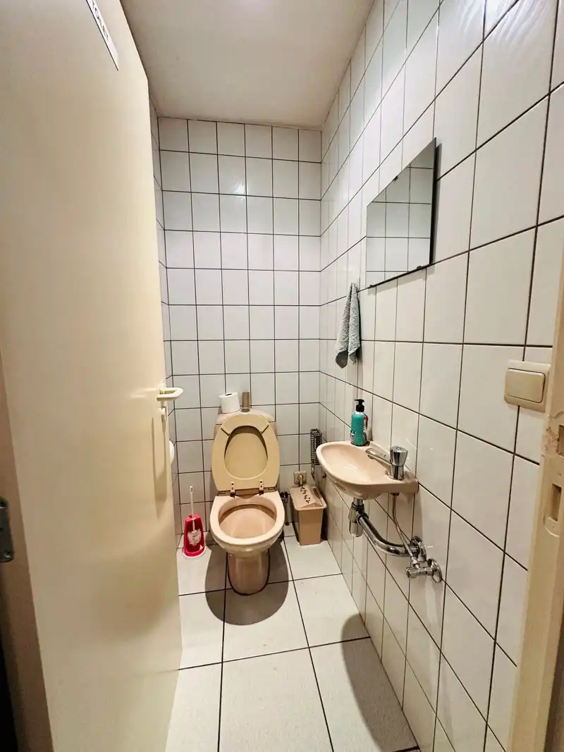 Ruim magazijn met kantoren met veel potentieel te Kuringen foto 11