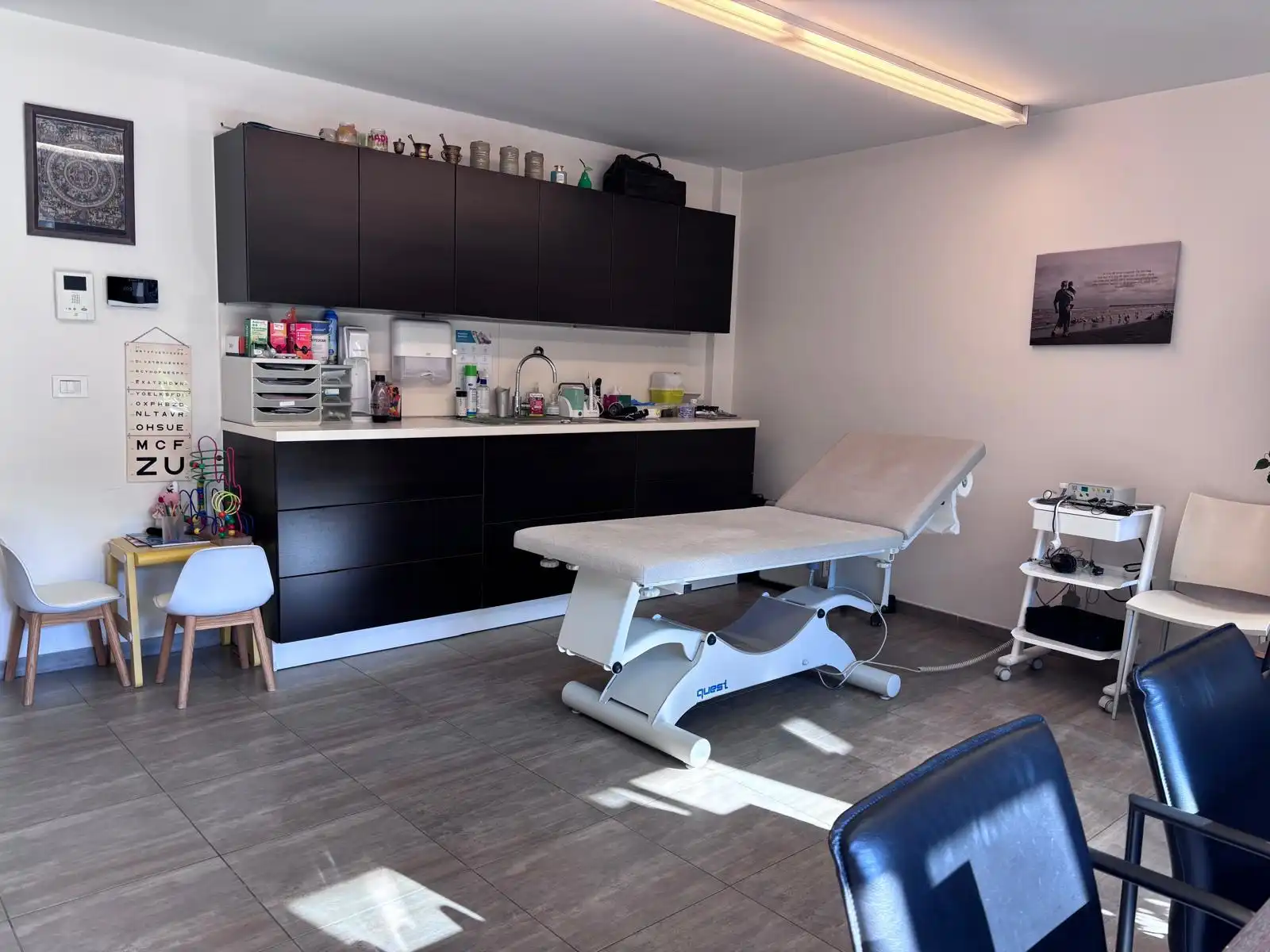 Instapklaar praktijk-/kantoorpand in het centrum van Tielt. foto 9