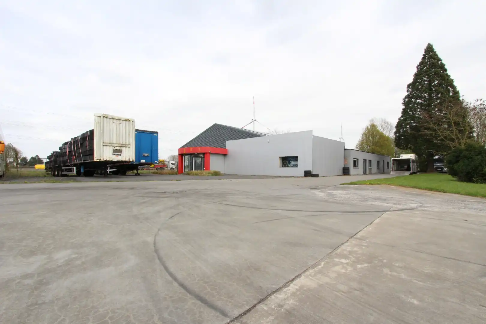 Ruime toonzaal, atelier langs de expressweg Knokke- Antwerpen te Eeklo foto 4
