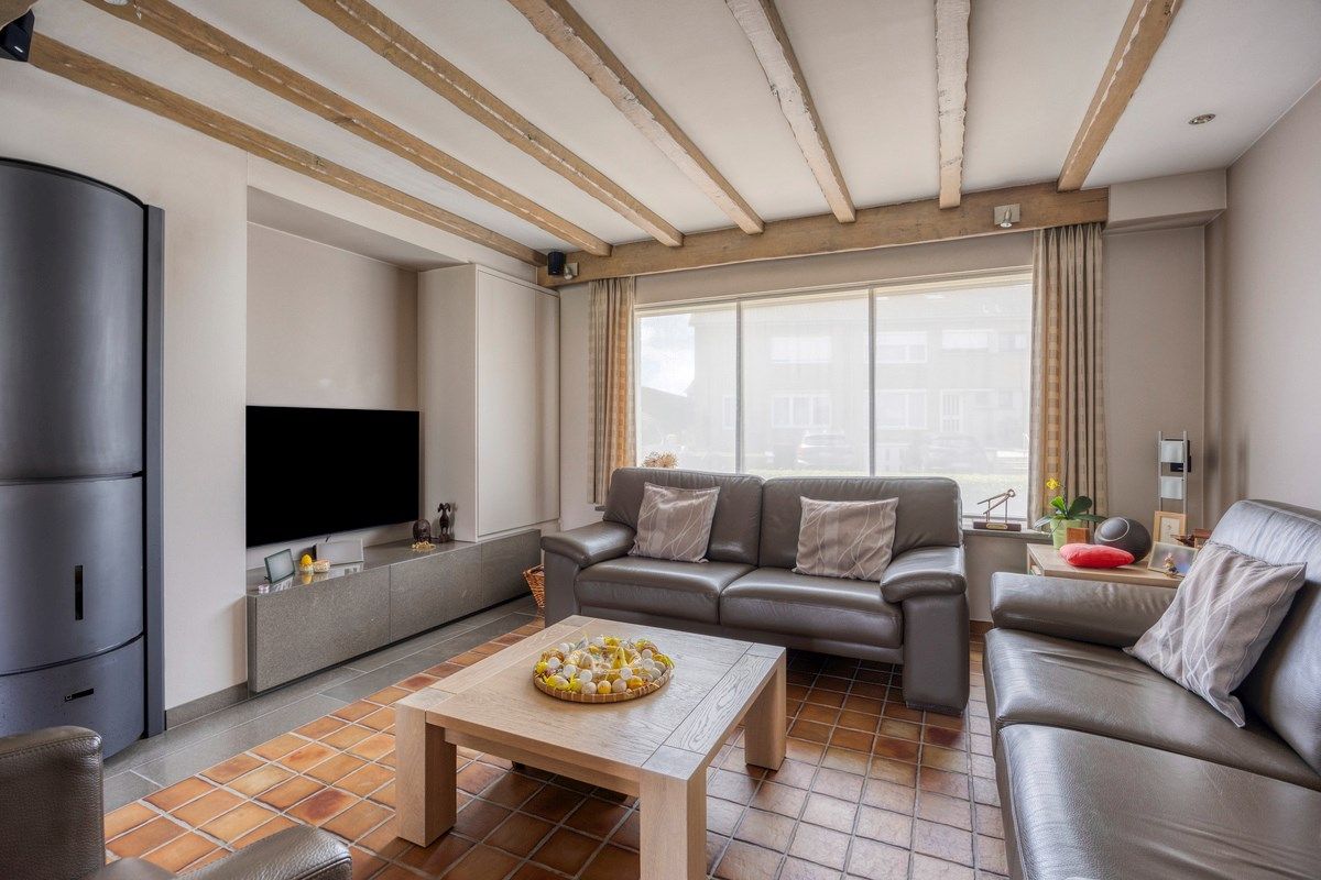 Halfopen woning met 3 slaapkamers en dubbele garage foto 6