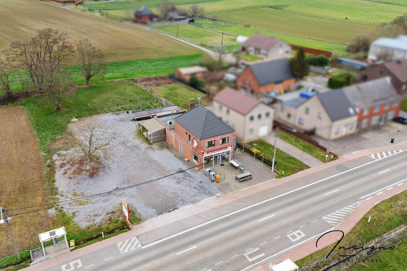 Handelspand met woonst met uitstekende visibiliteit foto {{pictureIndex}}