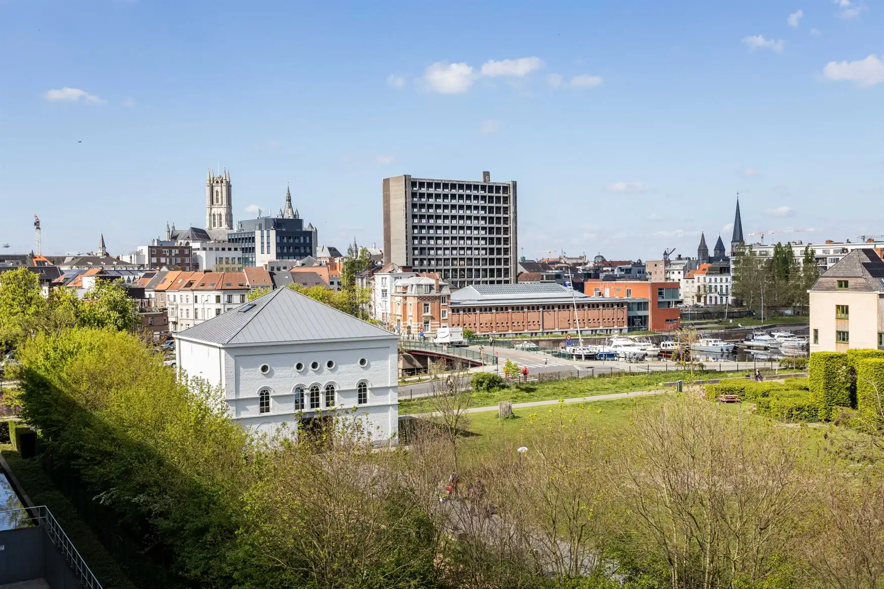 Stijlvol gerenoveerd appartement met 2 terrassen en uniek uitzicht. foto 19