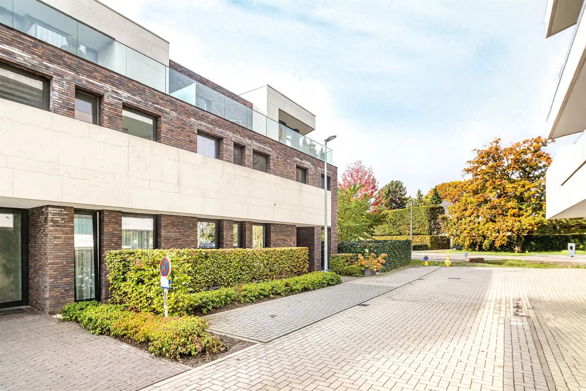 Lichtrijk gelijkvloers appartement met terras en tuinzicht foto {{pictureIndex}}