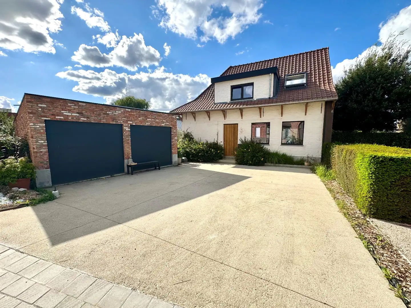 ALLEENSTAANDE WONING MET 3 SLAAPKAMERS, TUIN EN DUBBELE GARAGE foto {{pictureIndex}}