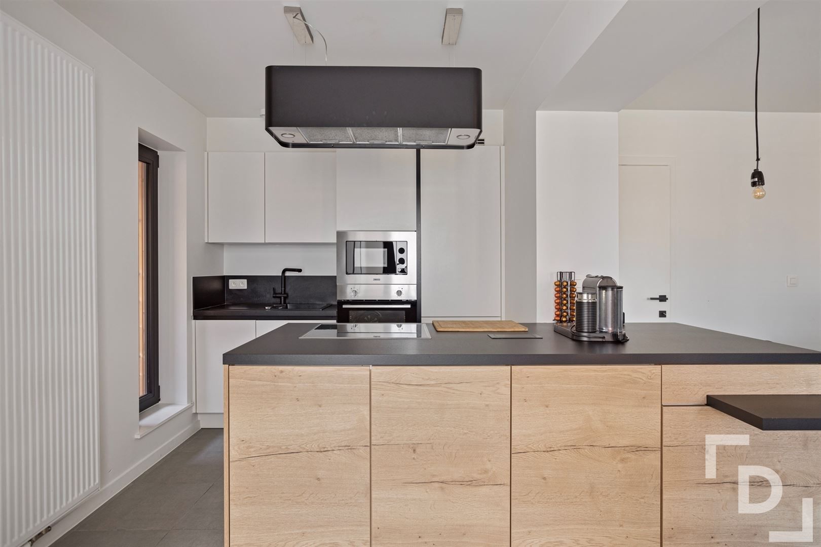 Volledig gerenoveerd, compact huis in Vlamertinge. foto 3