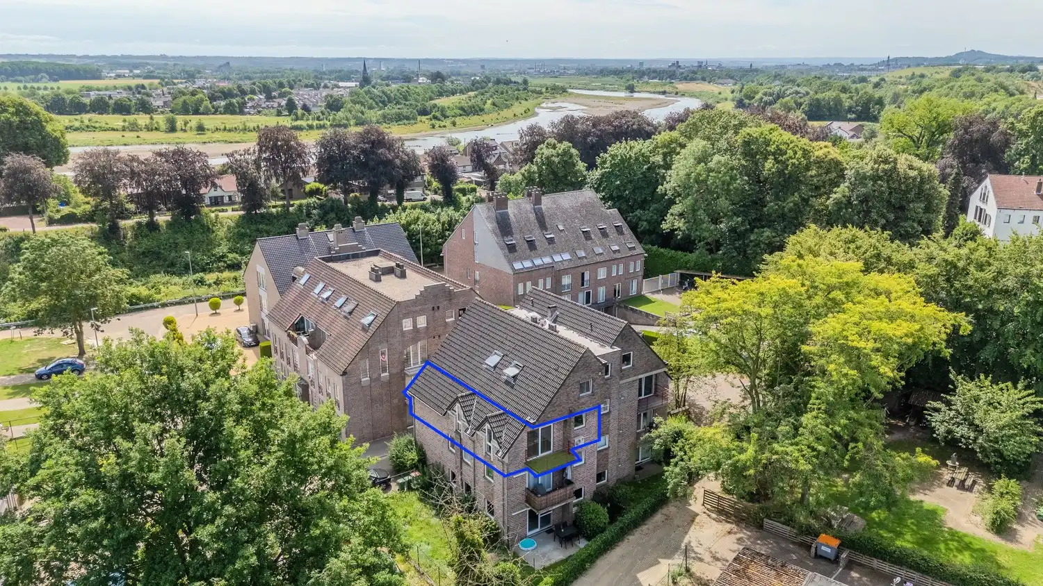 Instapklaar appartement met twee slaapkamers en ruime ondergrondse parking in Smeermaas, Lanaken. foto {{pictureIndex}}