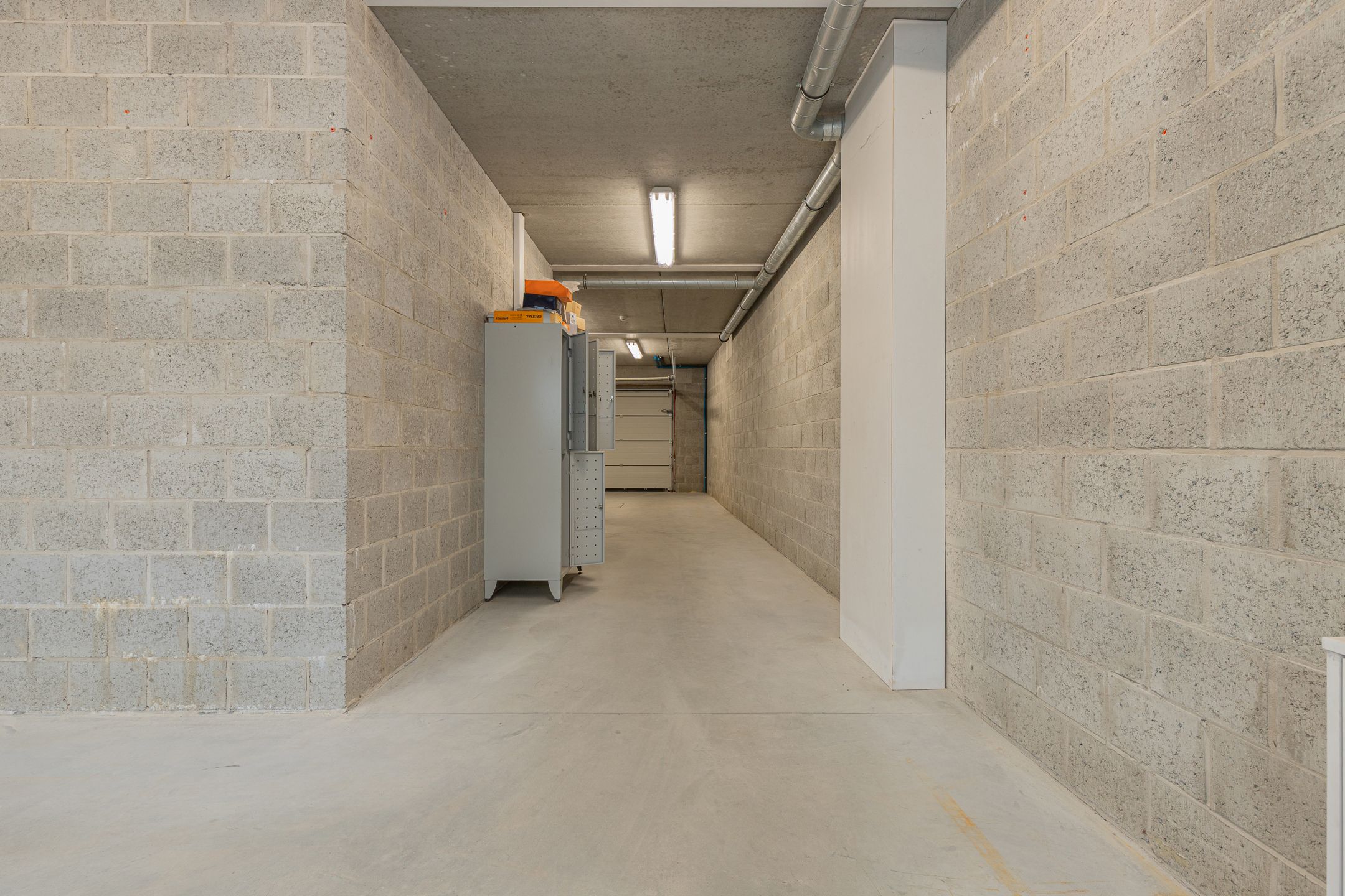 NIEUWERKERKEN - Recent gebouw met magazijn foto 13