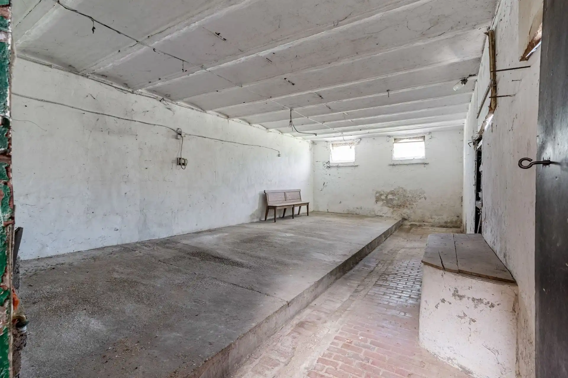 Te renoveren vierkantshoeve met weilanden foto 24