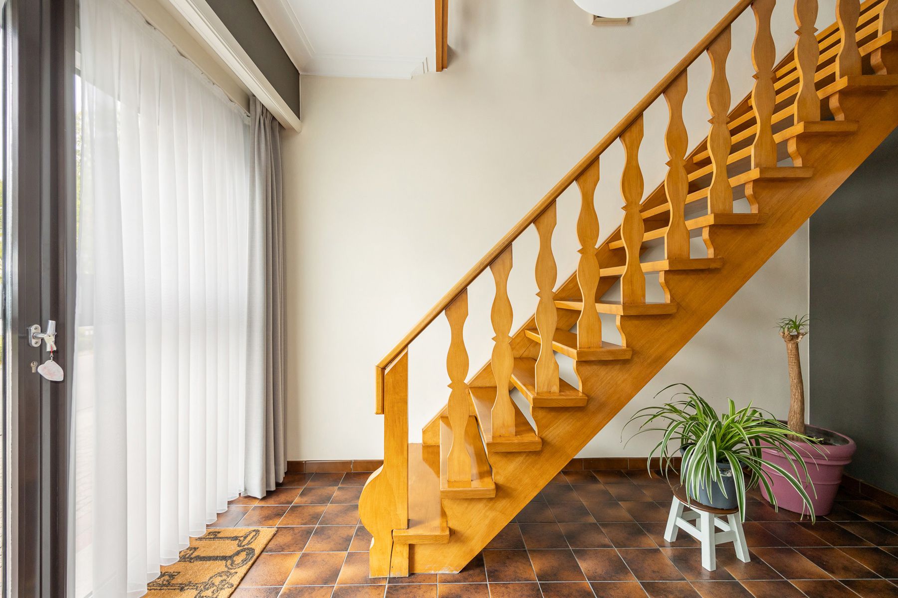 Ruime woning met 4 slks en 2 bdks op 886 m² foto 3