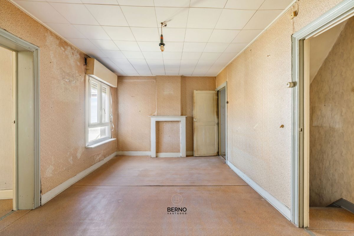 Te renoveren, ruime rijwoning met tuin en garageboxen foto 14
