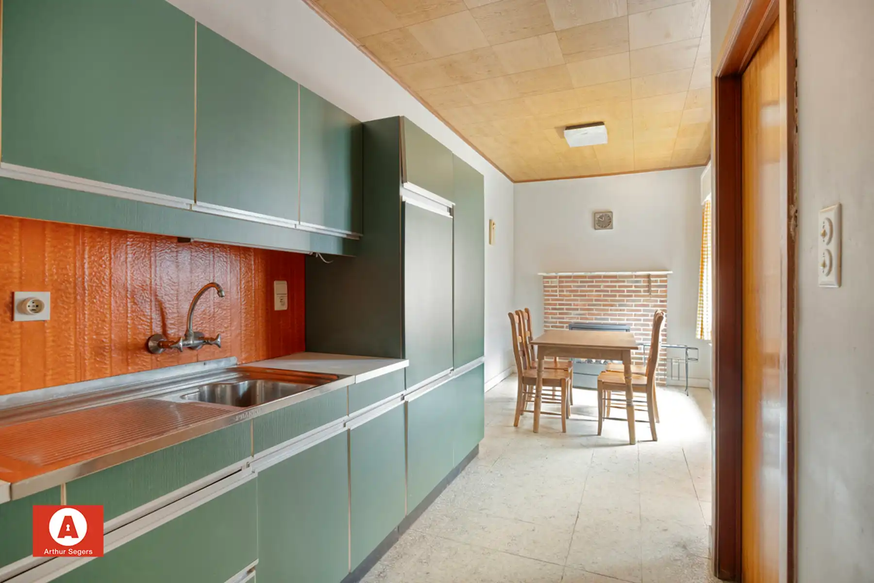 Solide te renoveren burgerwoning mét doorgang in Opstal foto 9