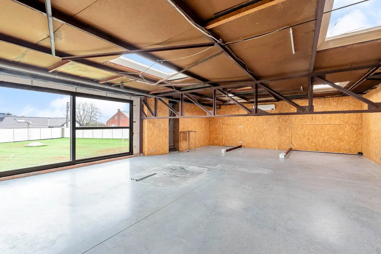 Bedrijfsgebouw met kantoren, magazijnen en woonst - groot 2580 m² foto 30