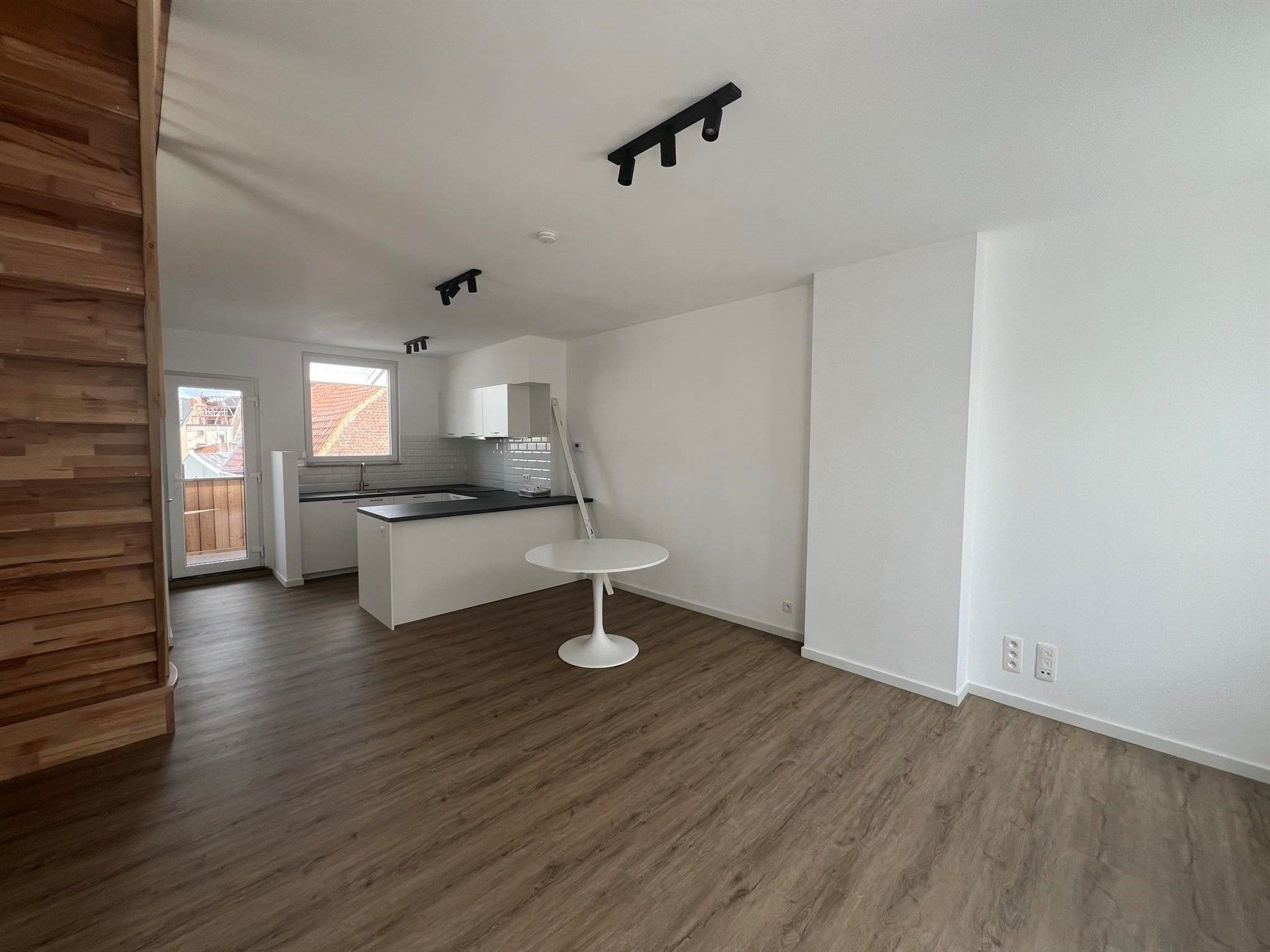 Gerenoveerd appartement met 1 slaapkamer en eigen ingang foto 2