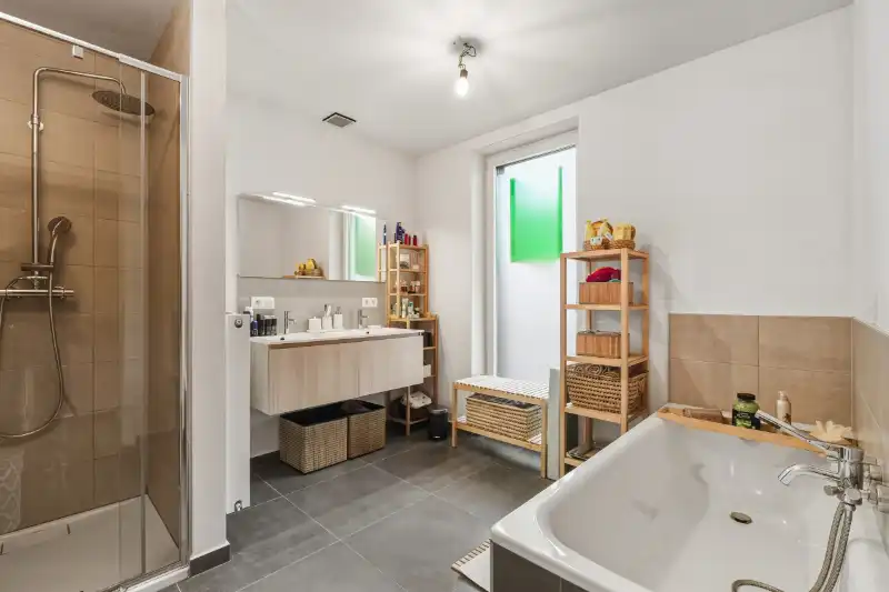 Recente halfopen woning met garage  te Heule foto 8