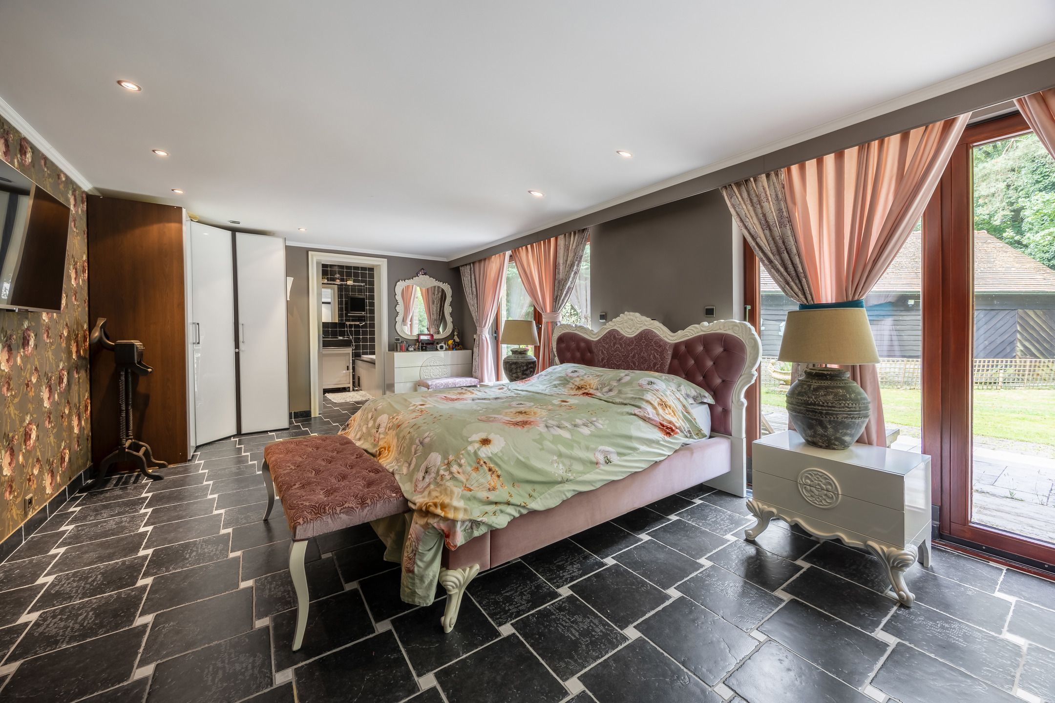 Woning met bijgebouw op groen domein van 3.905 m2 foto 22