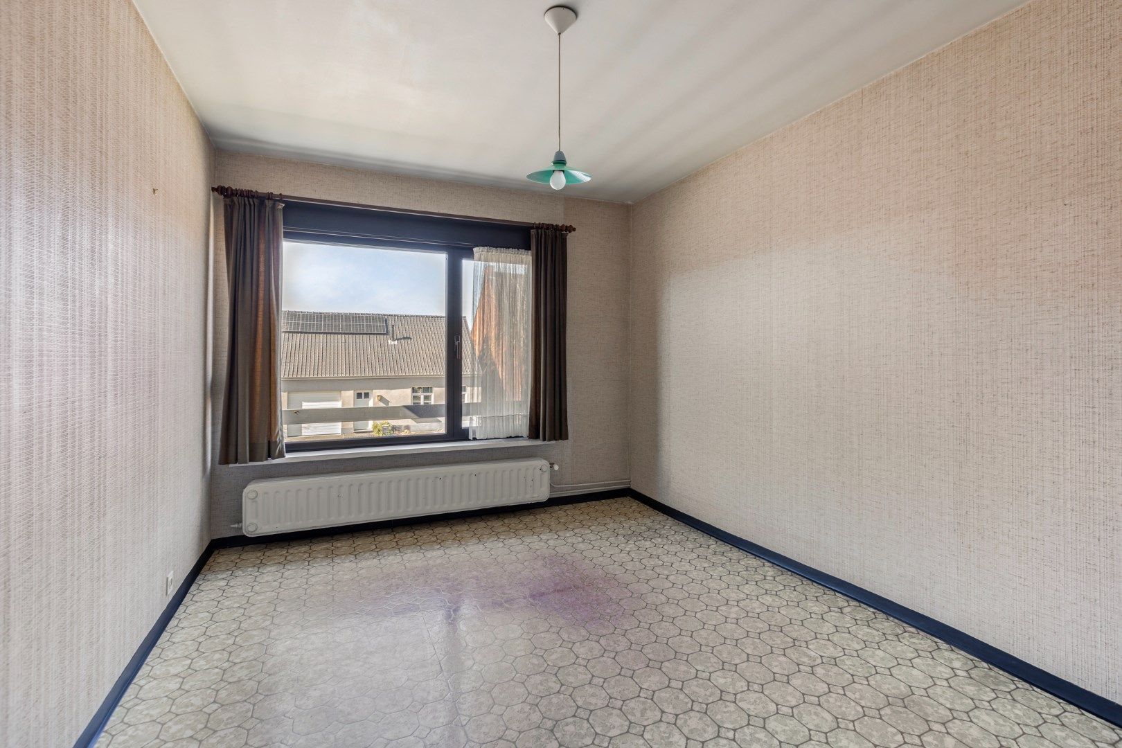 Te renoveren woning met garage en ruime tuin nabij het centrum van Dessel ! foto 13