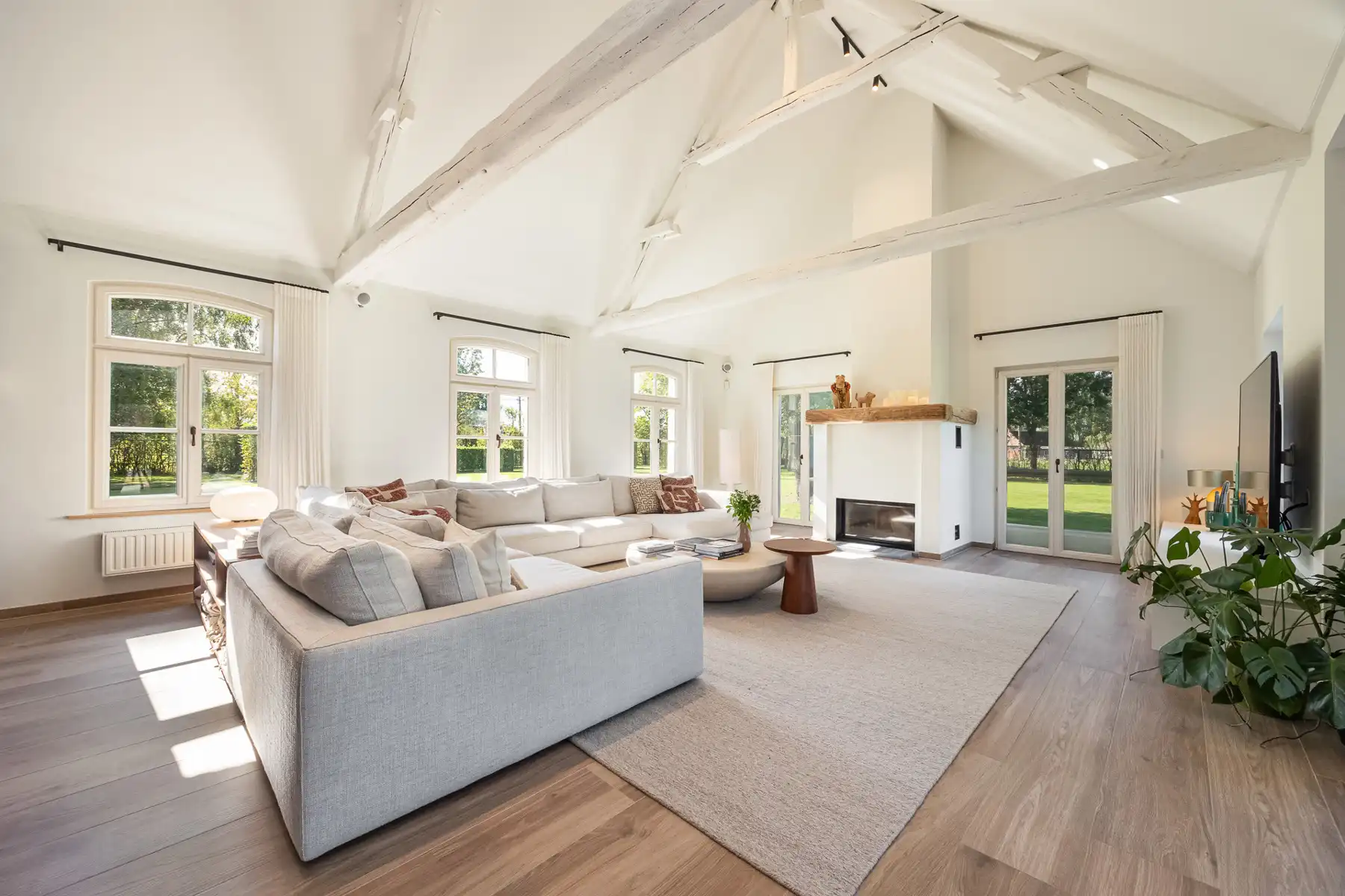 Uitzonderlijk gerenoveerde hoeve op ca. 7480 m² foto 5