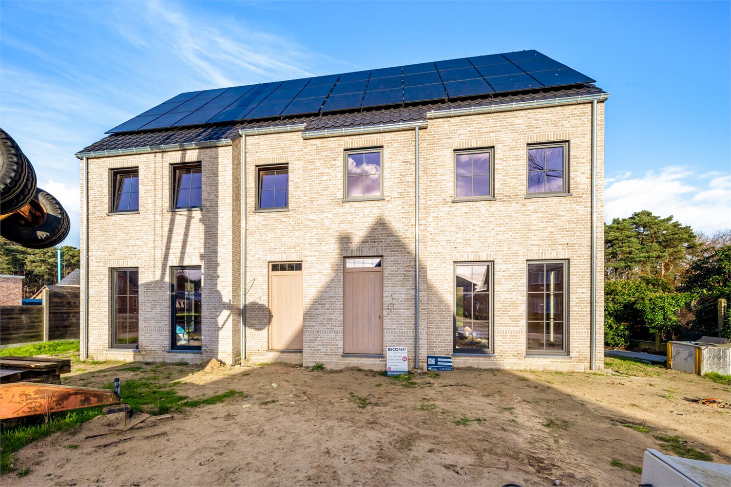 Idealis Vastgoed – Charmante CASCO+ woning met 2 tot 3 ruime slaapkamers, ruime woonkamer met open keuken, berging, achterinkom met wasruimte, badkamer en met maar liefst 18 zonnepanelen. De woning is gelegen op een rustig perceel aan de bosrand. foto {{pictureIndex}}