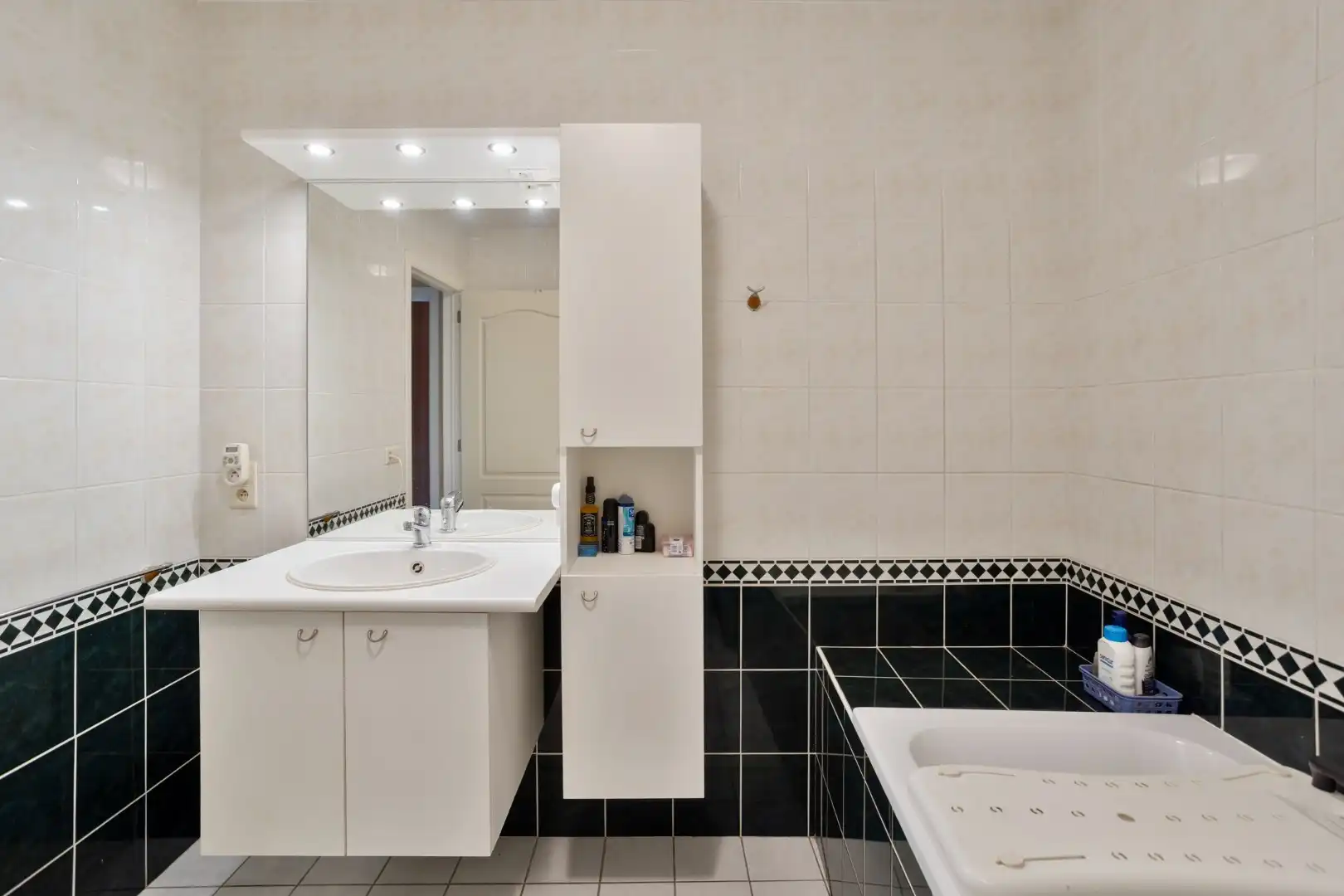 Ruim en goed onderhouden 2 slpk appartement met terras en garage foto 18