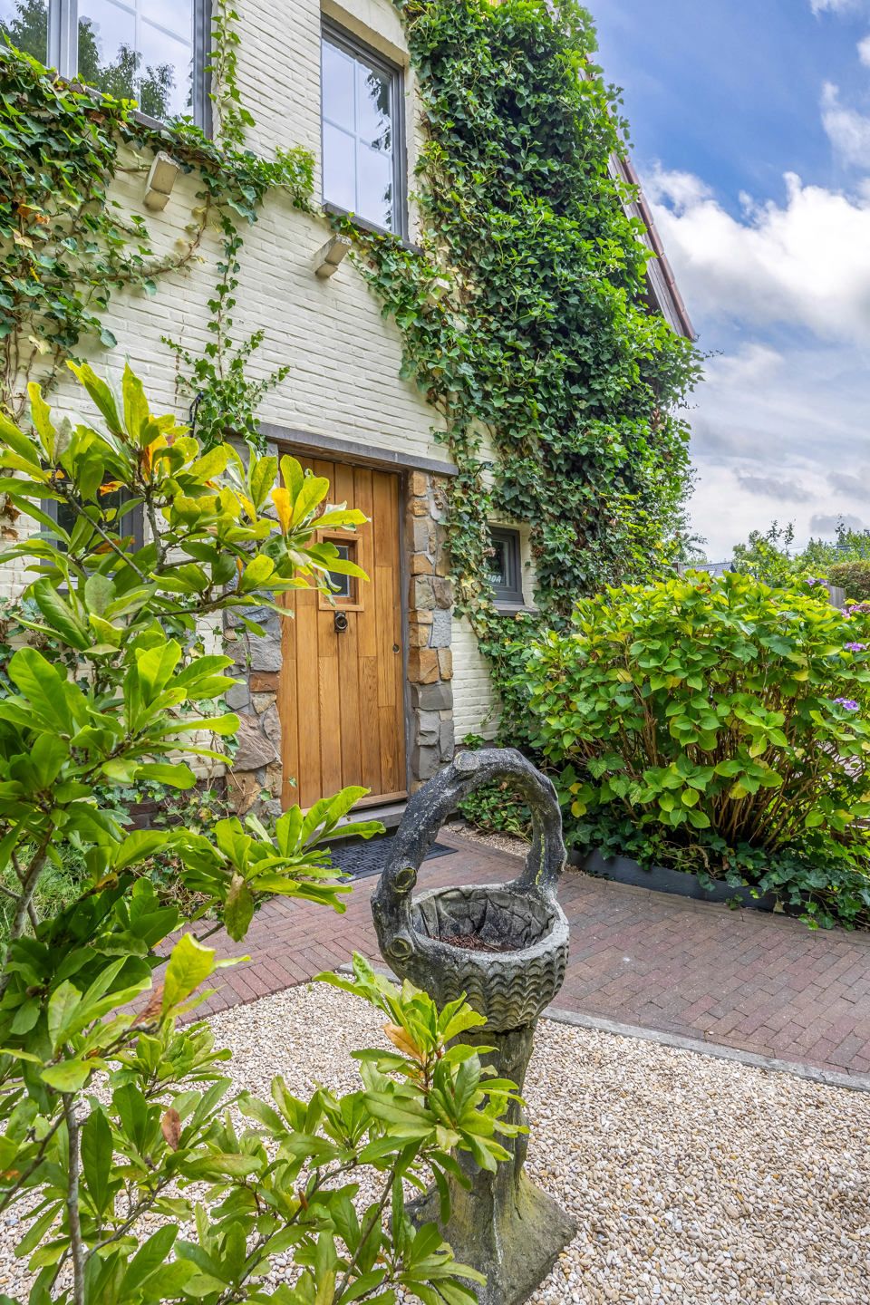 Karaktervolle woning met zwembad op toplocatie in Wijnegem foto 3