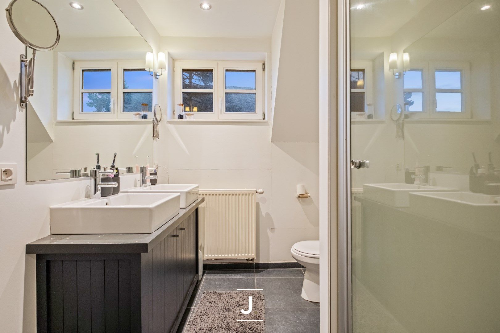 Charmante instapklare burgerwoning op de markt van Heule: een perfecte starterswoning of investering! foto 17