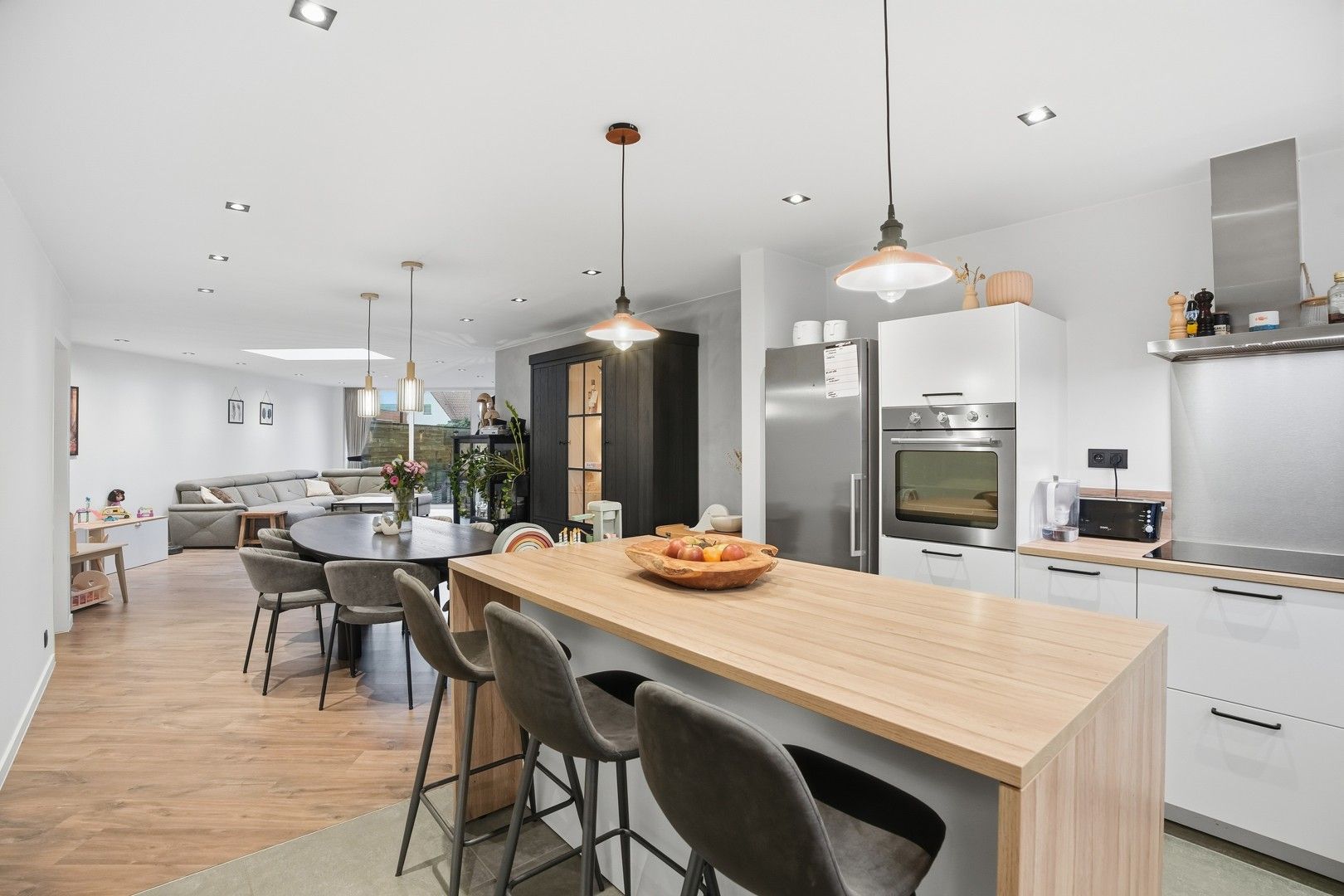 Halfopen bebouwing met uitweg en carport in het hartje van Zwevezele foto 2