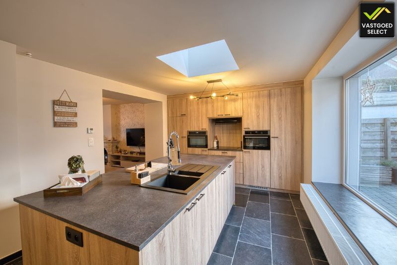 Statige herenwoning met bijgebouw, garage­mogelijkheden en patio in centrum Eeklo foto 2