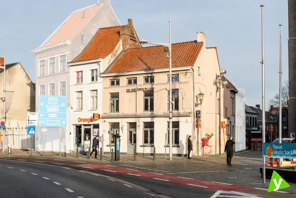 Investeringsproject te koop gelegen op de Markt van Eeklo foto {{pictureIndex}}